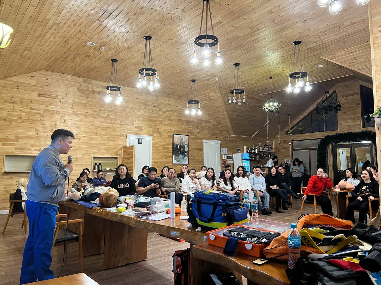 “Гамшиг, нийгмийн эрүүл мэндийн ноцтой байдлын үеийн бэлэн байдал, хариу арга хэмжээ, эмнэлгийн яаралтай тусламжийн амилуулах суурь тусламж үзүүлэх” сургалт боллоо 