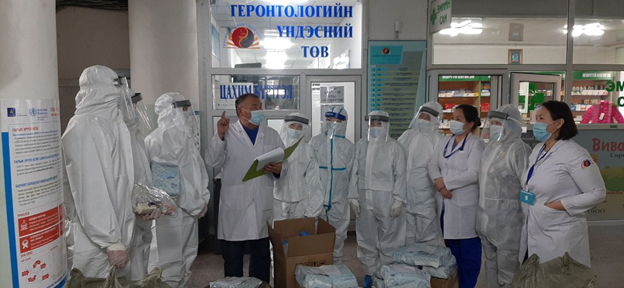 Геронтологийн үндэсний төв гэрийн үзлэгээр хэвтрийн  настнууддаа хүрч үйлчилж байна