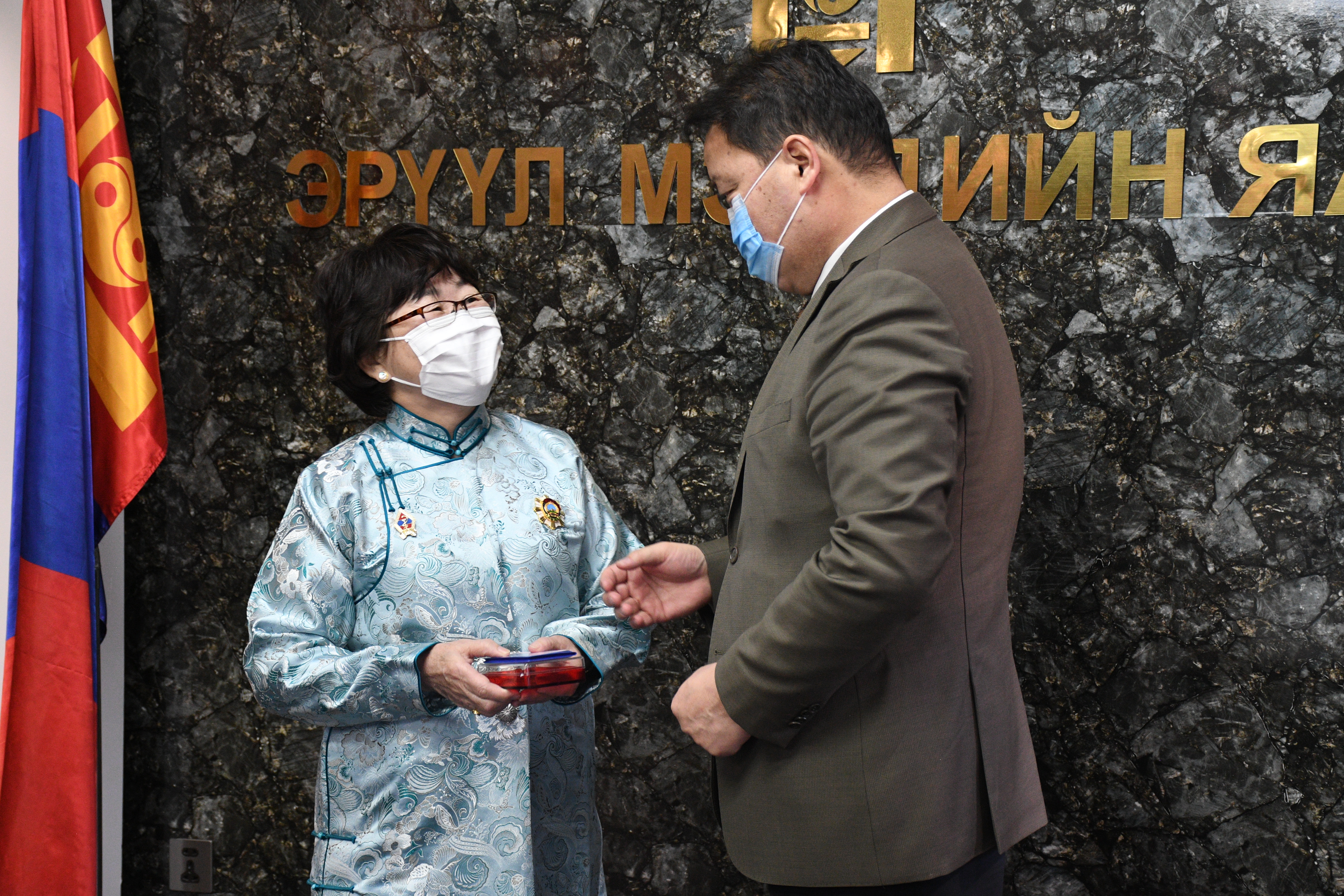 Эрүүл мэндийн дэд сайд М.Баттүвшин эрүүл мэндийн ажилтнуудад төрийн дээд одон медаль гардууллаа