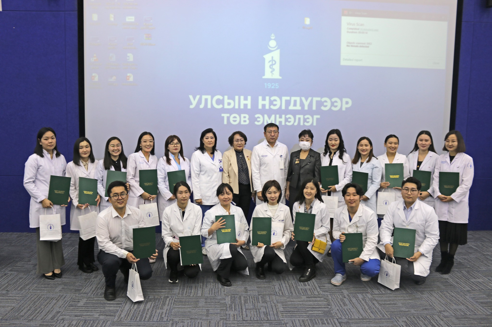 ​​​​​​​Улсын Нэгдүгээр Төв эмнэлгийн төгсөлтийн дараах сургалтанд 146 эмч суралцаж, мэргэжлийн үнэмлэхээ авлаа 